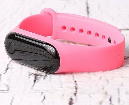 Потеряла фитнес браслет. Ремешок Xiaomi mi Band ярко розовый. Фитнес браслет с розовым ремешком. Ярко розовый ремешок для mi Band 7 Pro. Фитнес-браслет ft50 розовый.
